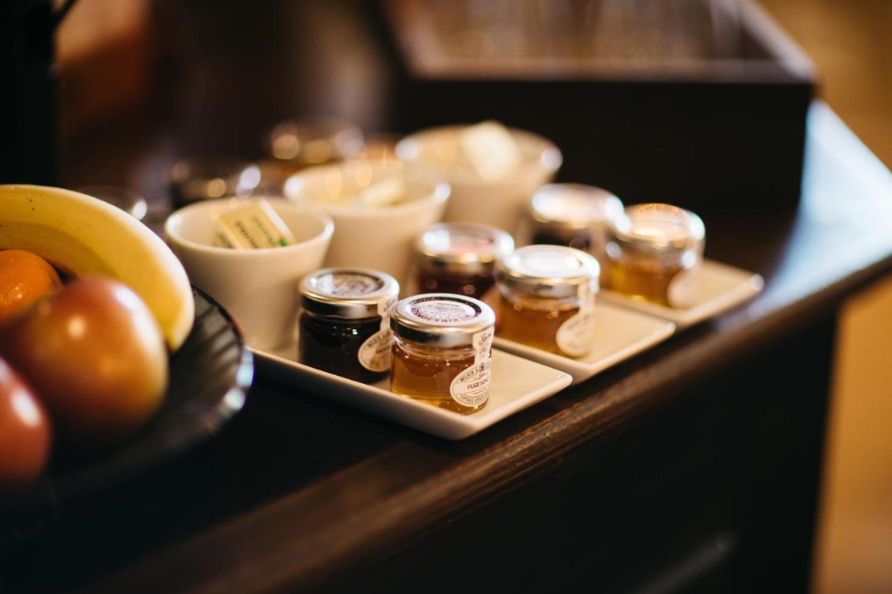 The George Hotel Касълтаун Екстериор снимка
